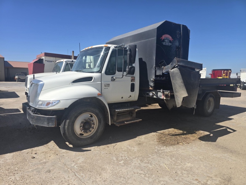 2003 Intl 4300 w/EZ Ration 4 Bale
