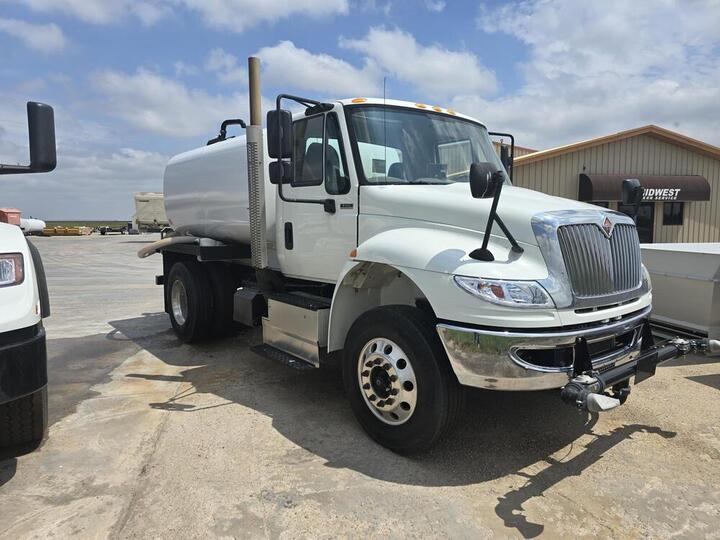 2017 Intl 4300 w/ new Curry Supply 2000 Gal Water Tank