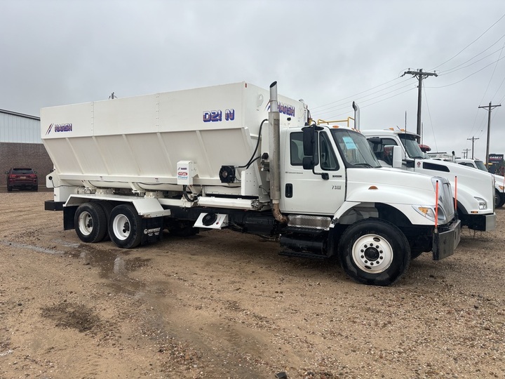 2007 IHC 7400 w/ Harsh D21 feeder